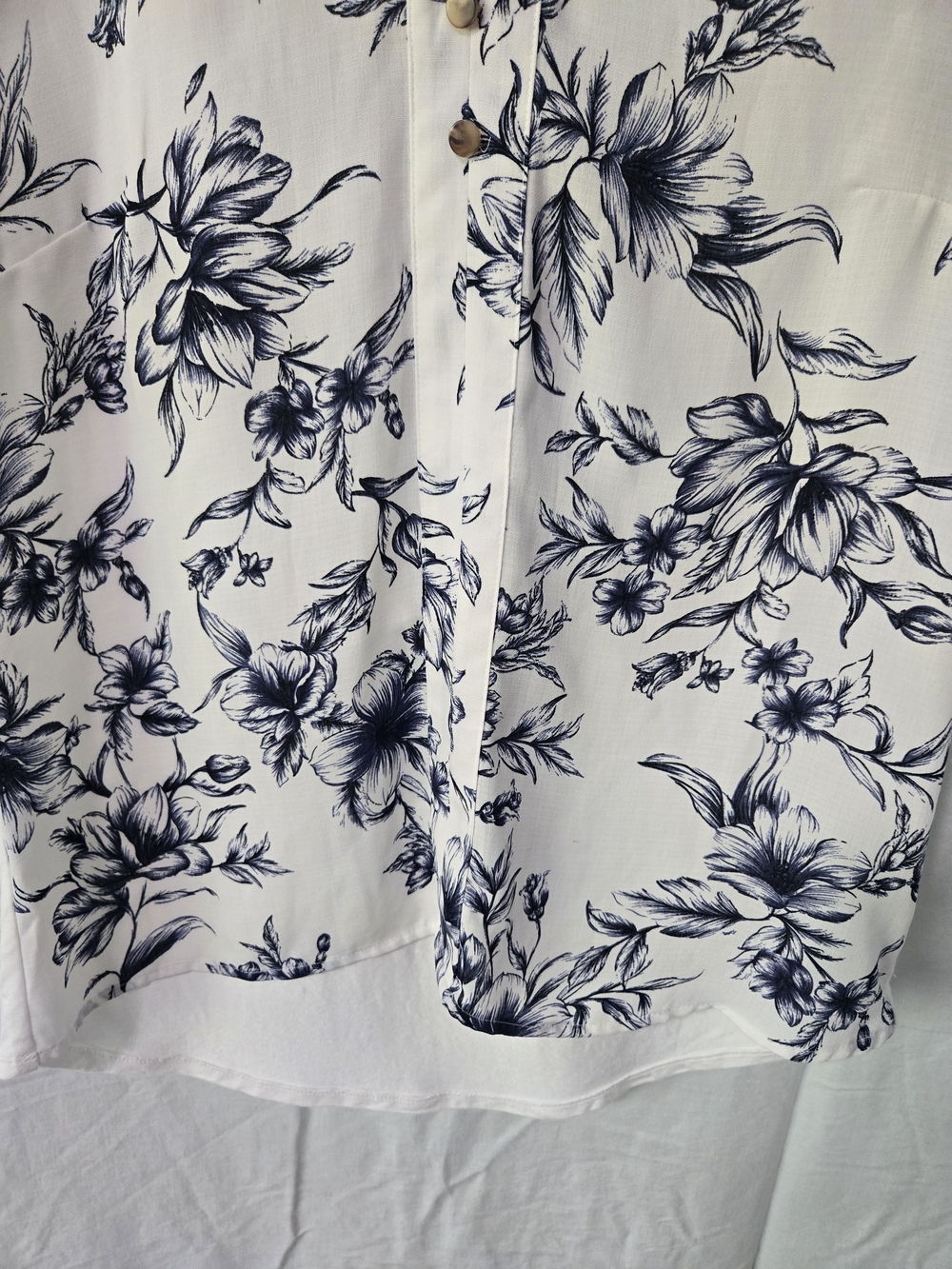FORTUNE + IVY Joanna Natu V-Neck Floral Button Front Top - White/Navy - Picture 4 of 7
